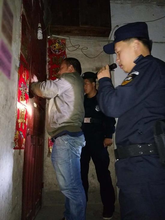 承德粗心妈妈误将幼女锁家中 