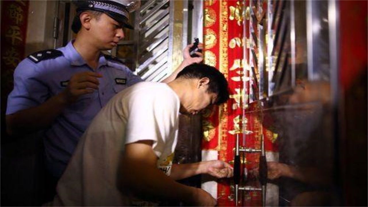 承德请开锁师傅开了锁后，师傅